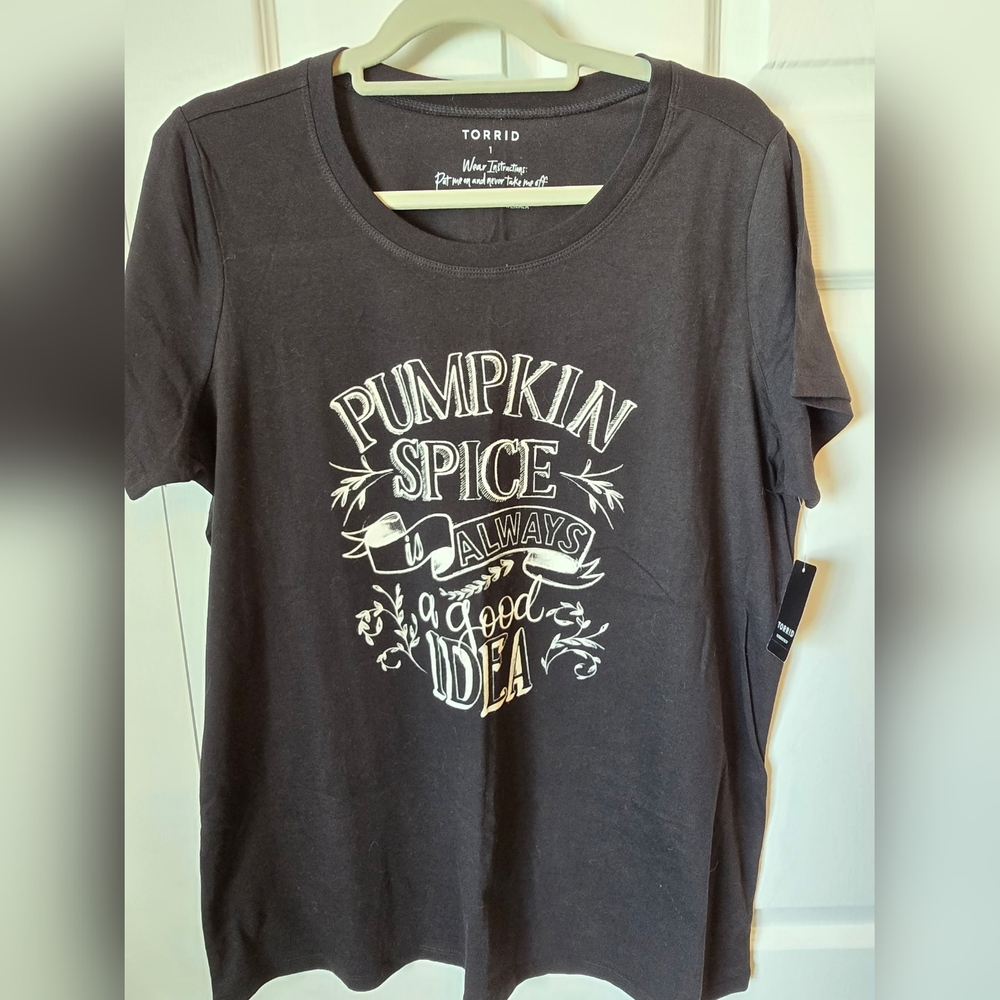 NWT Torrid Size 1 Charcoal Graphic Tee - Pumpkin Spice Motif